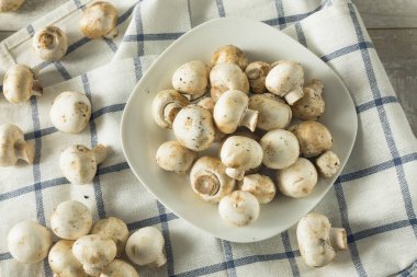 Çiğ beyaz organik bebek düğme mantar