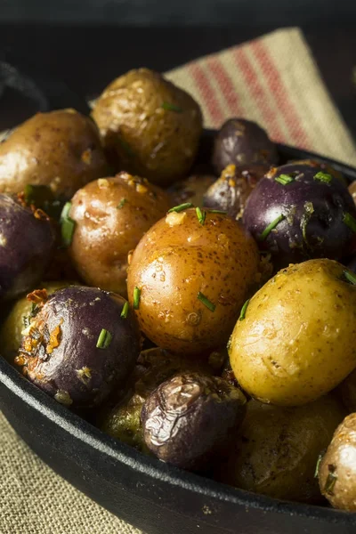 Manteiga caseira saborosa e alho bebê batatas — Fotografia de Stock