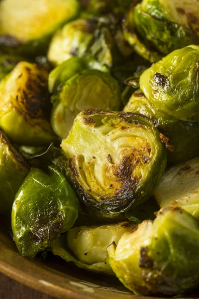 Choux de Bruxelles verts rôtis faits maison — Photo