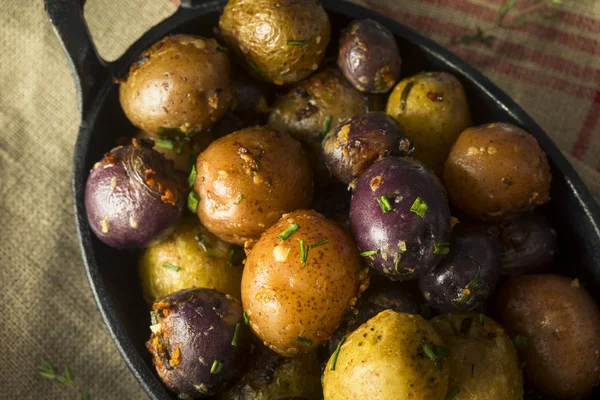 Mantequilla casera salada y patatas de bebé de ajo — Foto de Stock