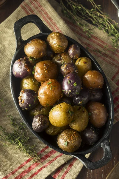 Savory Homemade Butter and Garlic Baby Potatoes — Stock Photo, Image