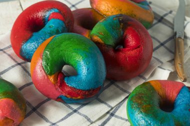 Tatlı ev yapımı gökkuşağı simit