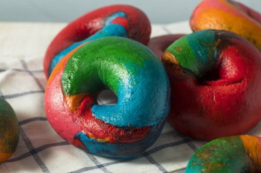 Tatlı ev yapımı gökkuşağı simit