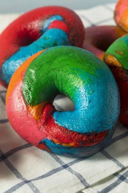 Tatlı ev yapımı gökkuşağı simit