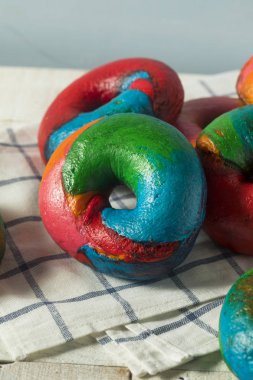 Tatlı ev yapımı gökkuşağı simit