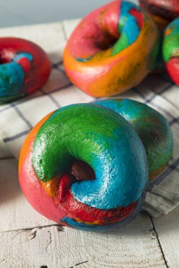 Tatlı ev yapımı gökkuşağı simit