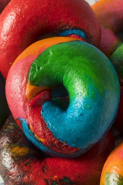 Tatlı ev yapımı gökkuşağı simit