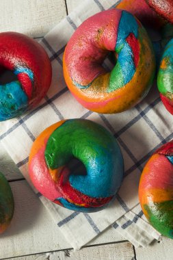 Tatlı ev yapımı gökkuşağı simit