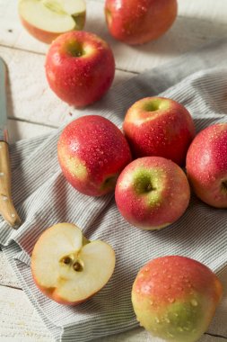 Çiğ kırmızı organik Pink Lady elma