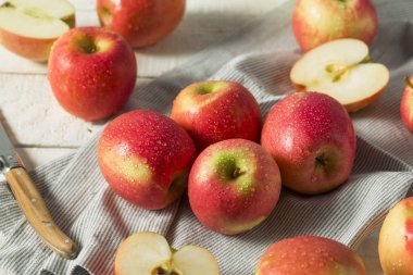 Çiğ kırmızı organik Pink Lady elma