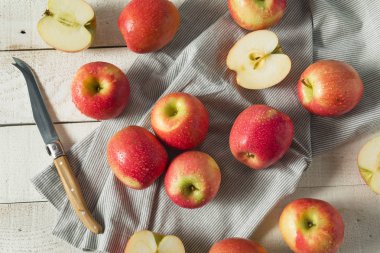 Çiğ kırmızı organik Pink Lady elma