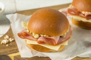Ev yapımı jambon ve peynirli sandviç