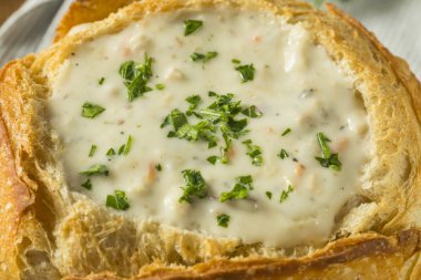 New England deniz tarağı çorbası bir ekmek kase