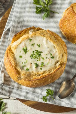 New England deniz tarağı çorbası bir ekmek kase