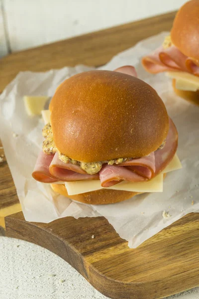 自家製ハムとチーズのサンドイッチ — ストック写真