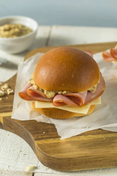 自家製ハムとチーズのサンドイッチ — ストック写真