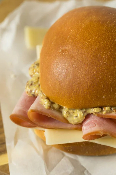 Hausgemachtes Schinken-Käse-Sandwich — Stockfoto