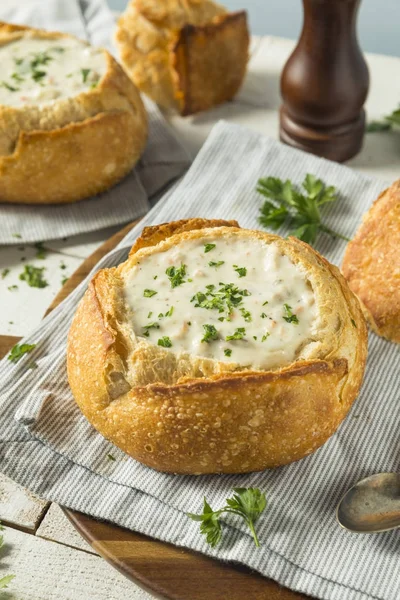 New England Clam Chowder i en brødbolle – stockfoto