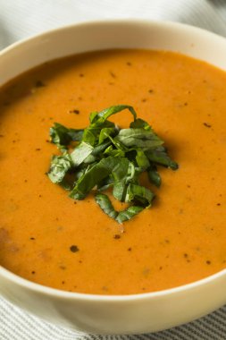 Ev yapımı domates fesleğen çorbası çorba