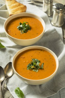 Ev yapımı domates fesleğen çorbası çorba