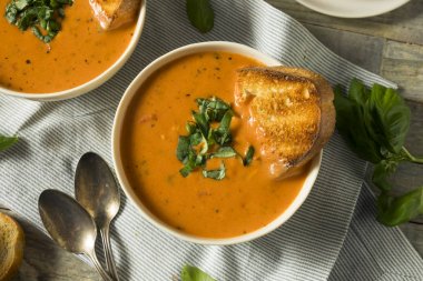 Ev yapımı domates fesleğen çorbası çorba