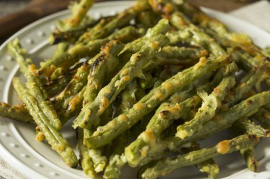 Ev yapımı fırında Parmesan yeşil fasulye kızartması
