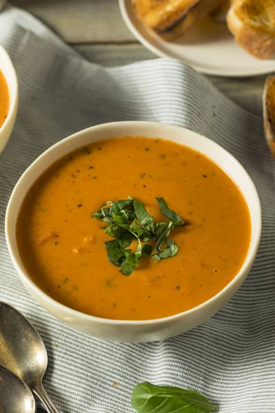 Soupe de bisque de basilic de tomate maison — Photo