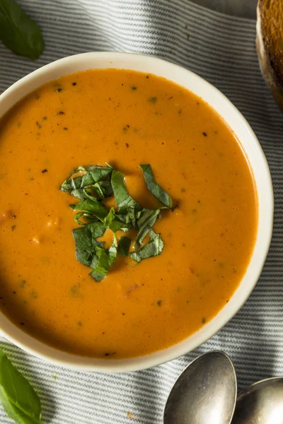 Huisgemaakte basilicum-Bisque tomatensoep — Stockfoto