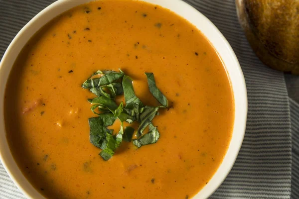 Soupe de bisque de basilic de tomate maison — Photo