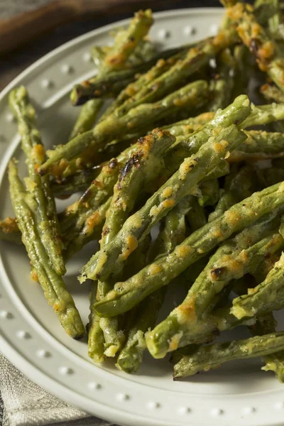 Ev yapımı fırında Parmesan yeşil fasulye kızartması — Stok fotoğraf