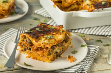 Lezzetli ev yapımı İtalyan sığır eti lazanya