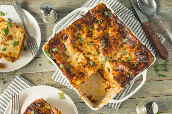 Hartige zelfgemaakte Italiaanse rundvlees lasagne — Stockfoto