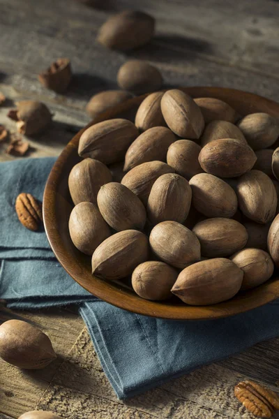 Surový hnědý organické vyloupané ořechy — Stock fotografie
