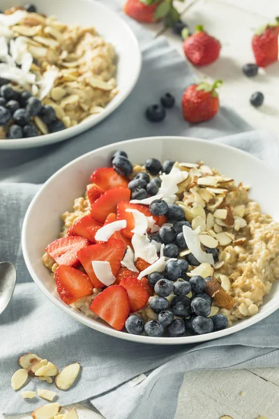 Healthy Fresh Oatmeal with Strawberries — Stock Photo, Image