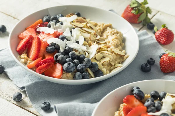 Healthy Fresh Oatmeal with Strawberries — Stock Photo, Image