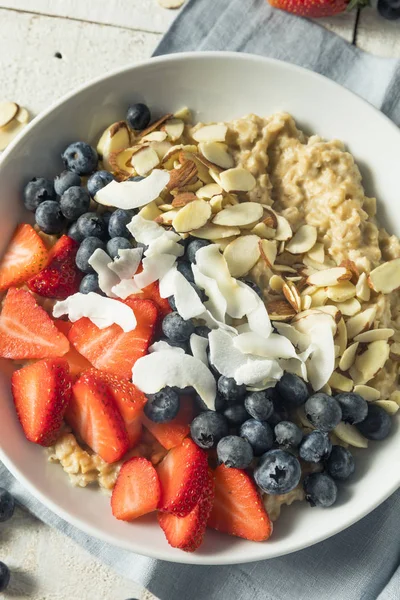 Healthy Fresh Oatmeal with Strawberries — Stock Photo, Image