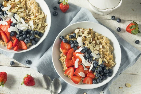 Gesunde frische Haferflocken mit Erdbeeren — Stockfoto