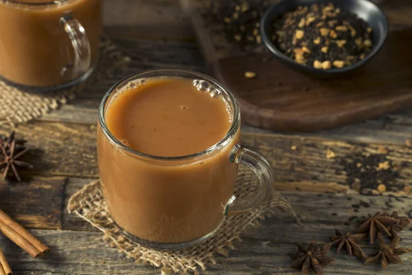 Bebida de chá Chai quente orgânico — Fotografia de Stock