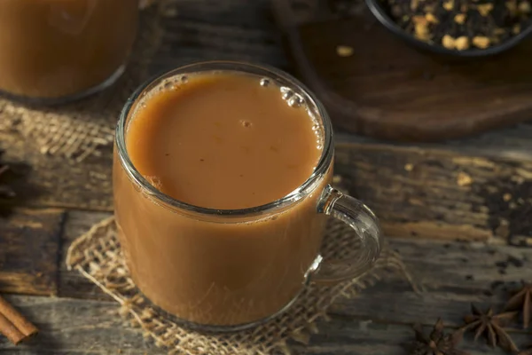 Biologische warme Chai thee drinken — Stockfoto