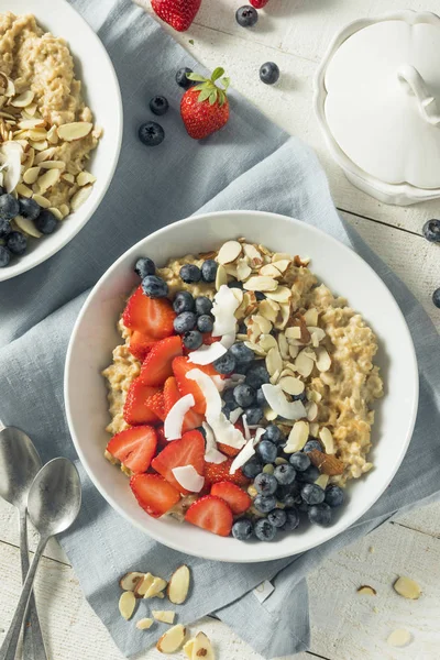 Healthy Fresh Oatmeal with Strawberries — Stock Photo, Image