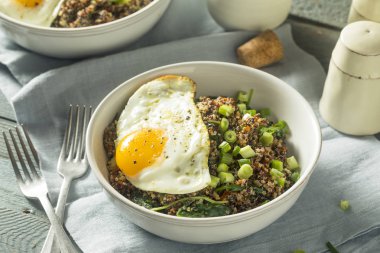 Sağlıklı organik Quinoa kahvaltı kase