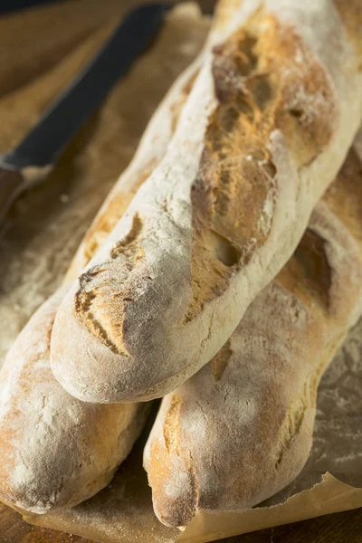 Σπιτικό κακότροπος γαλλικό ψωμί μπαγκέτα — Φωτογραφία Αρχείου