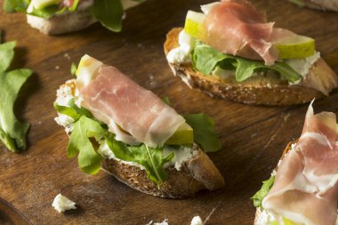 Ev yapımı Prosciutto armut peyniri Crostini