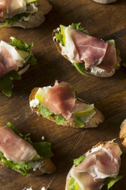 Ev yapımı Prosciutto armut peyniri Crostini