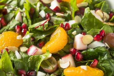 Portakal ile ham organik kış pazı salatası