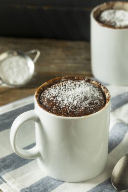 Ev yapımı mikrodalga çikolata kupa kek