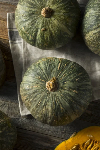 Cru verde orgânico Kabocha Squash — Fotografia de Stock