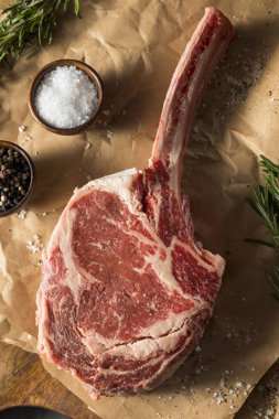 Tomahawk biftek çiğ kırmızı ot beslenen