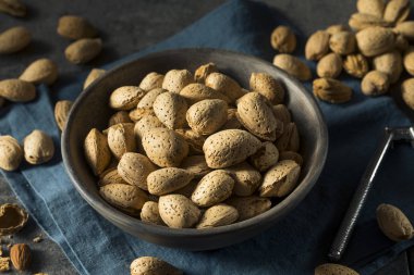 Çiğ kahverengi organik kabuklu badem