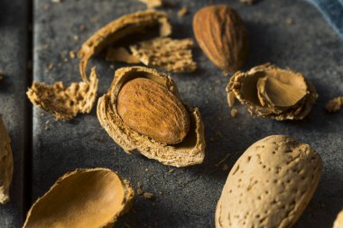 Çiğ kahverengi organik kabuklu badem